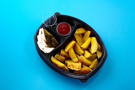 Картофель по-деревенски с салом и маринованным огурчиком