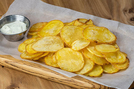 Домашние картофельные чипсы с кремом блю-чиз