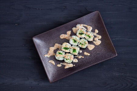 Маки с чукой и ореховым соусом