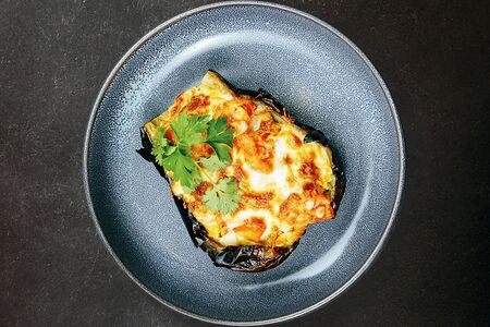 Запеченный баклажан с курицей и сыром