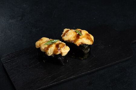 Запеченные суши с лососем