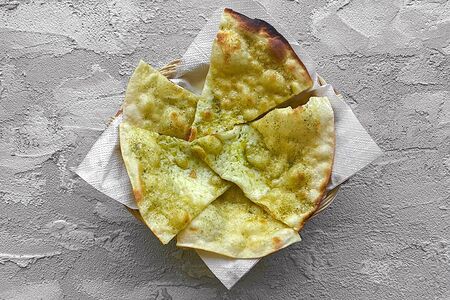 Фокачча с сыром и соусом песто