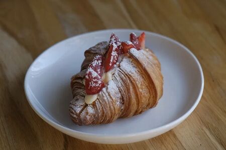 Круассан со сливочным кремом и клубникой