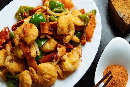 Жареные креветки с арахисом и перцем (в панцире)