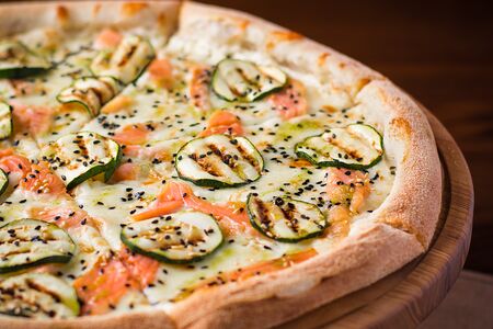 Пицца Печеный Лосось и Цукини Гриль