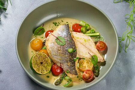 Дорадо со спаржей и соусом из белого вина