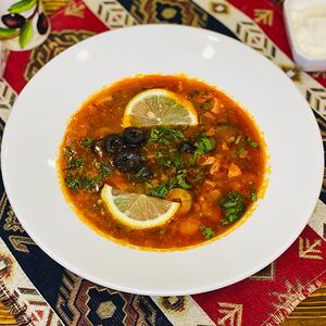 Солянка сборная с копченостями