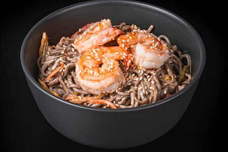 Соба гречневая с креветкой в соусе сливочный