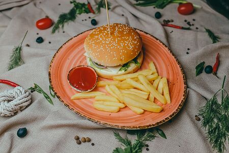 Бургер с куриной котлетой и картофелем фри