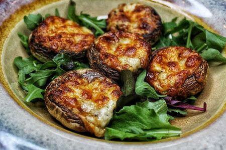 Грибы, запеченные с креветками и сыром