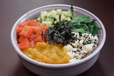 Поке с семгой и манго