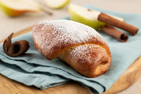 Рогалик с грушей и корицей