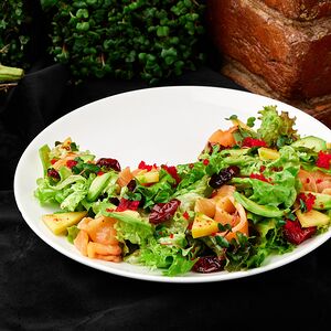 Легкий салат с лососем и манго