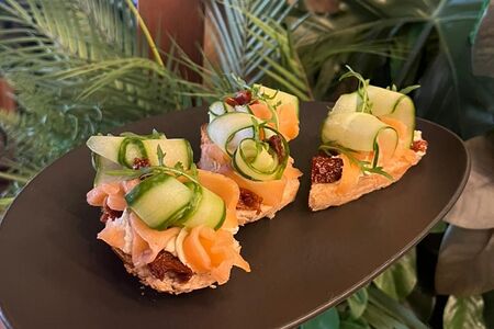 Брускетта со слабосолёным лососем