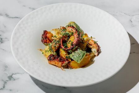 Осьминог на гриле с картофелем