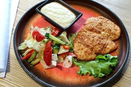 Стейк из куриного филе с овощным гарниром и соусом тартар