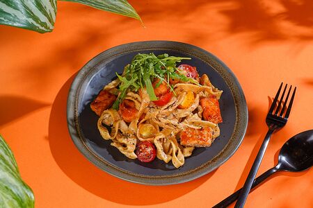 Паста с лососем в сливочном терияки