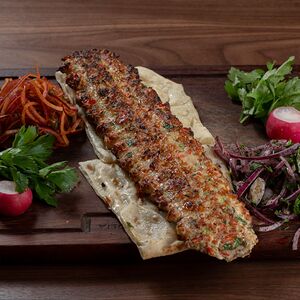 Кебаб с рубленой курицей и овощами