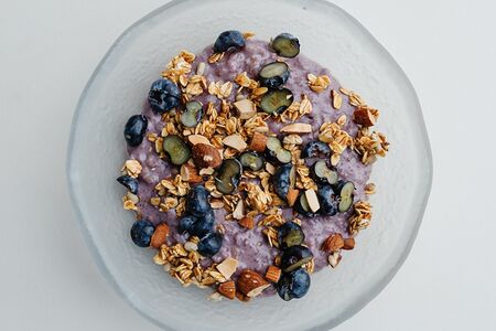 Овсянка с миндалем и голубикой