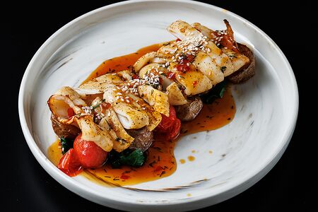 Кальмар в азиатском соусе со шпинатом