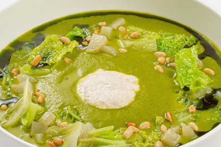 Суп-пюре овощной с савойской капустой, топинамбуром и кедровыми орехами