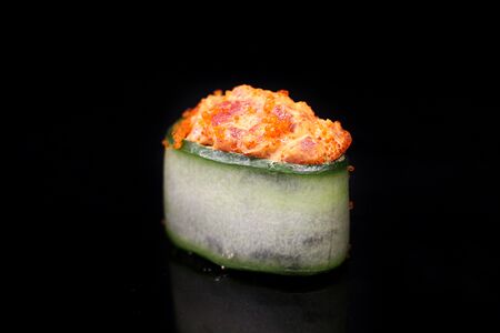 Гункан в огурце с Тунцом