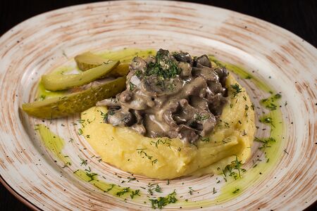 Бефстроганов с картофельным пюре и грибами