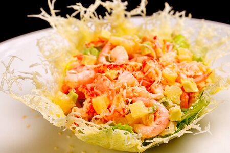 Салат с раковыми шейками