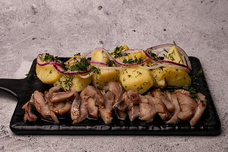 Сельдь с печёным картофелем и луком