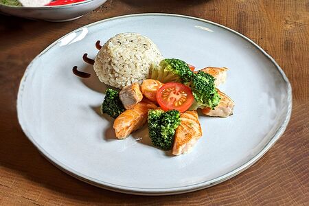 Лосось с брокколи и ризотто