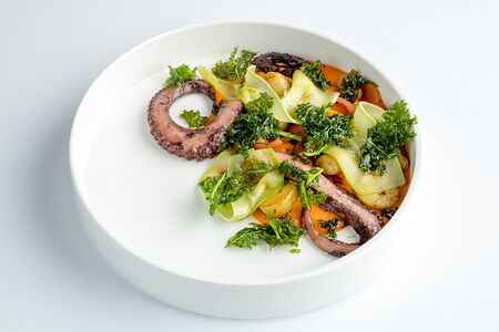 Осьминог с молодым картофелем и соусом лечо