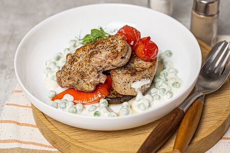 Медальоны из свинины с овощами гриль