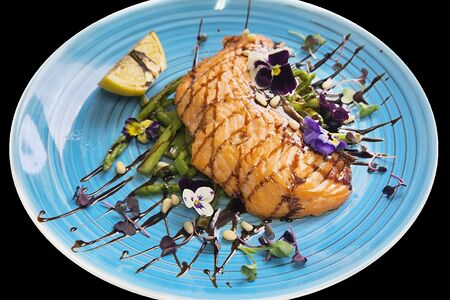 Стейк лосося на гриле со спаржей