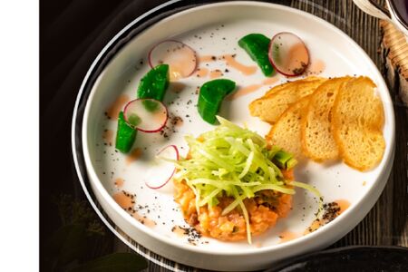 Тартар из лосося под грейпфрутовым соусом и освежающим дайконом