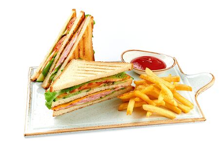 Сэндвич с беконом и картофелем фри