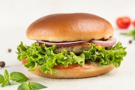 Бургер с куриной котлетой