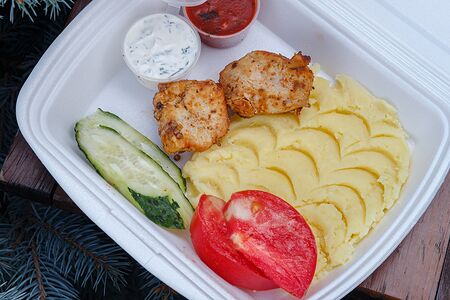 Куриное филе с картофельным пюре, помидор, огурец