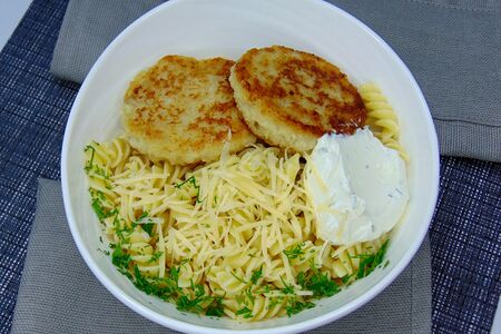 Макароны с рыбными котлетами