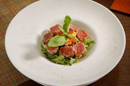 Салат со свежим тунцом под винным соусом