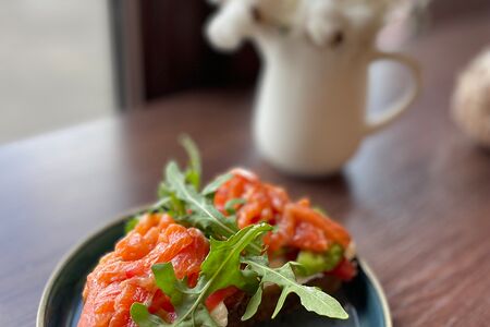 Брускетта с форелью слабой соли