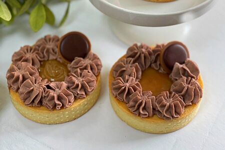 Тарталетка с соленой карамелью, шоколадным кремом и тоффи 