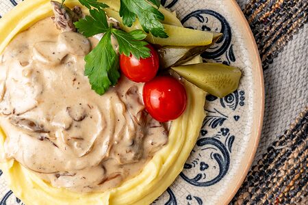 Бефстроганов с картофельным пюре