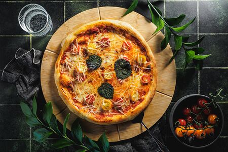 Пицца с томатами и моцареллой