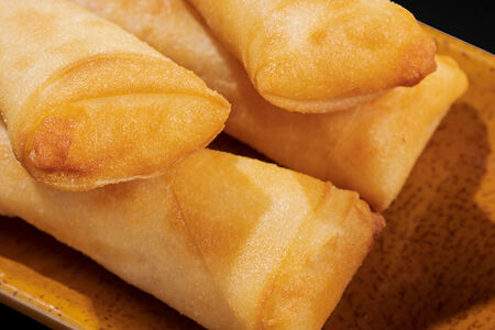 Спринг-ролл с креветками и луковым соусом