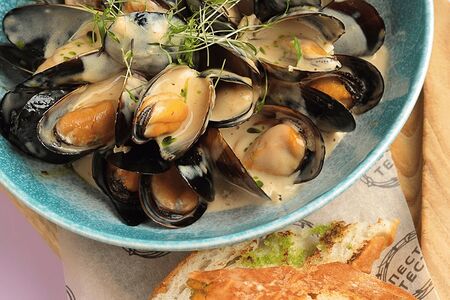 Мидии в сливочно-устричном соусе