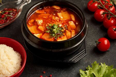 Острый суп с овощами и свининой