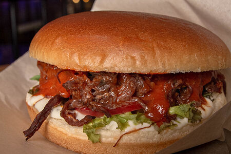 Бургер с томленой рваной говядиной