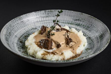 Томленые говяжьи щёчки с эларджи