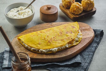 Кыстыбургер с творогом и чак-чаком