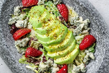 Салат из авокадо и клубники